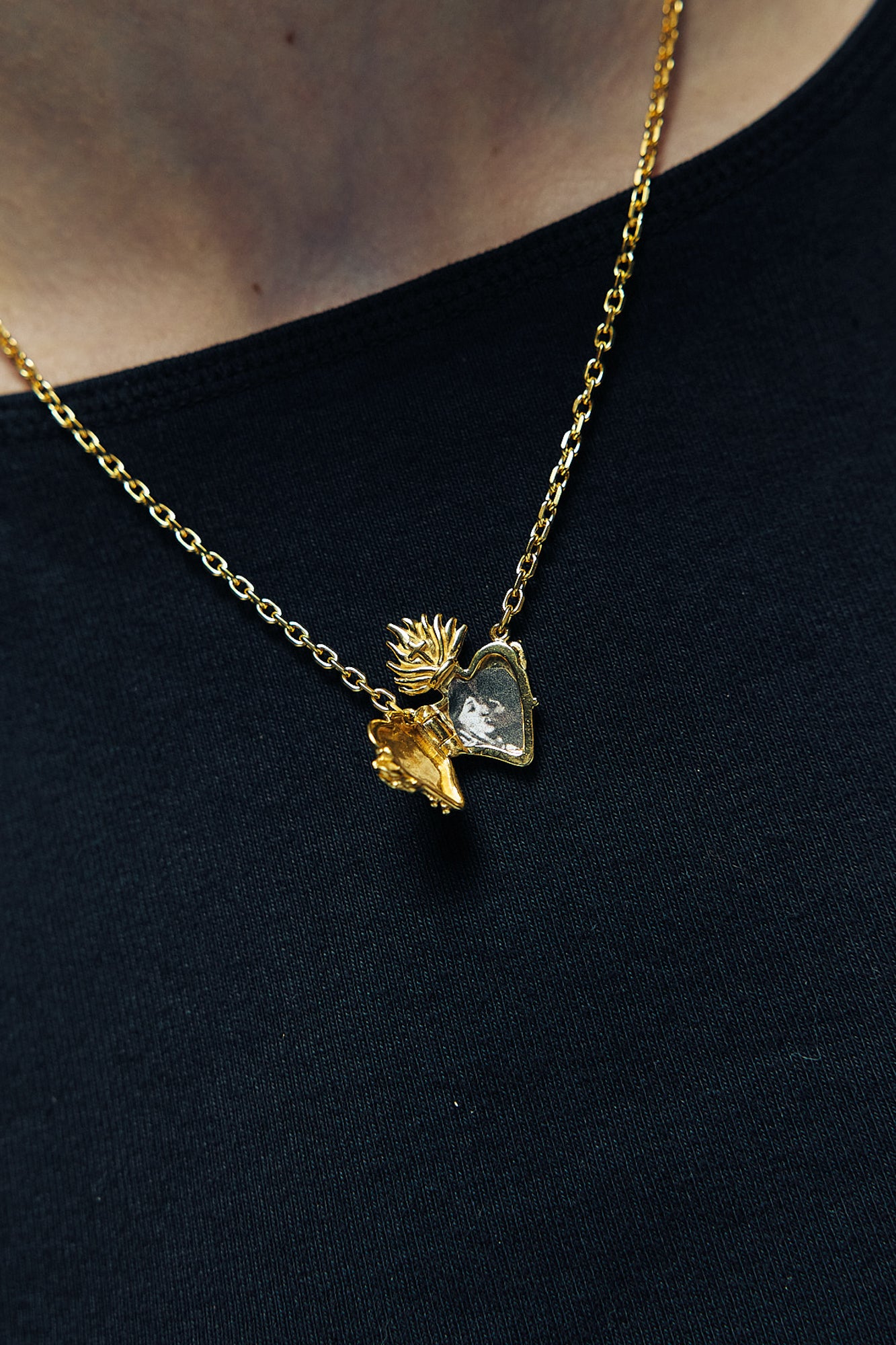 Sacred Heart Locket I Gold